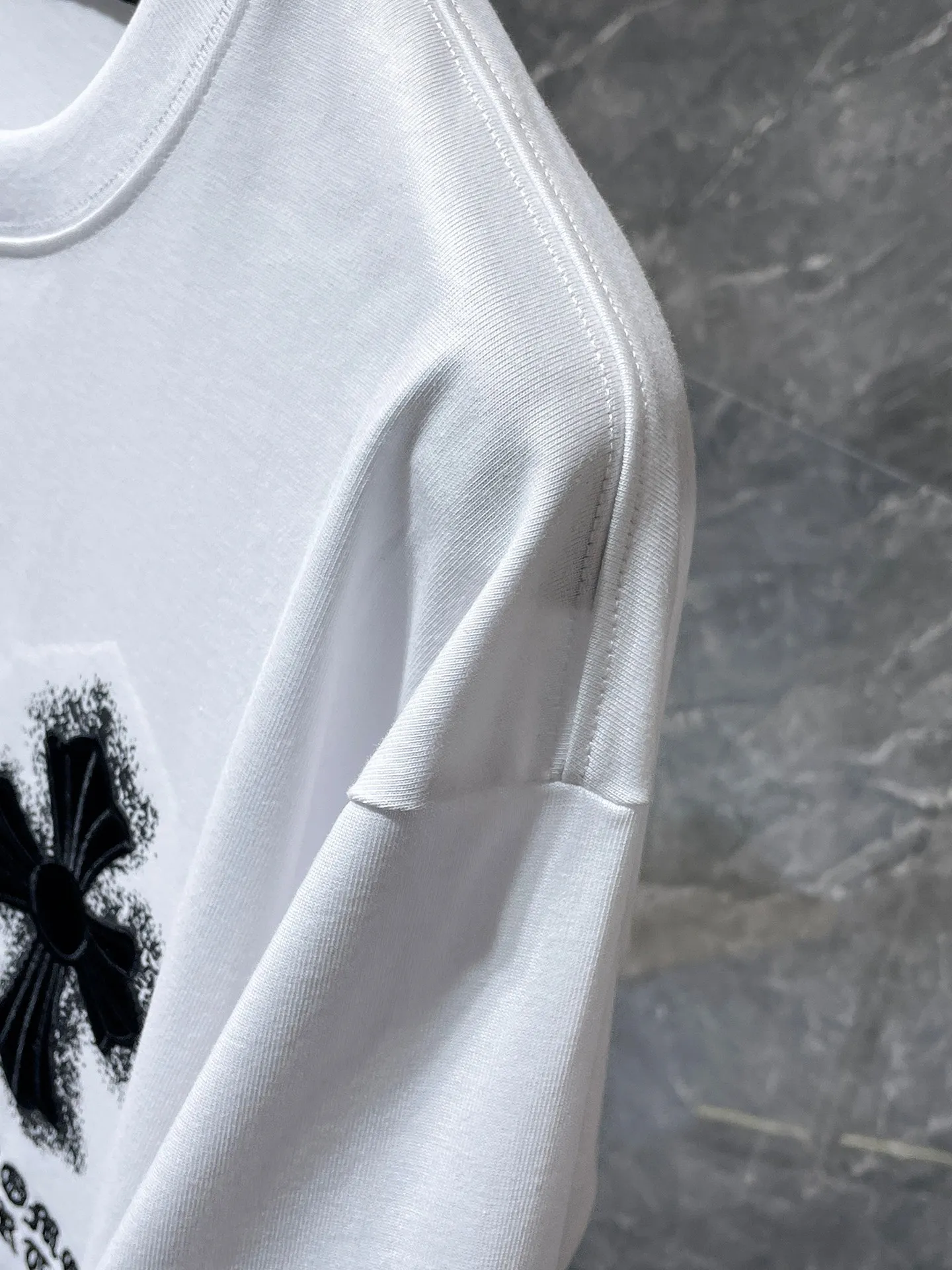 P154 New Chrome Hearts 25ss for summer. High-weight, environmentally friendly and high-quality top-grade fabric. 260g~270g. Croma embroidery, Sanskrit cross and spray-printed short sleeves. Counter synchronization. 1:1 replica version. Recommended color: black. White. Size: S, M, L, XL.